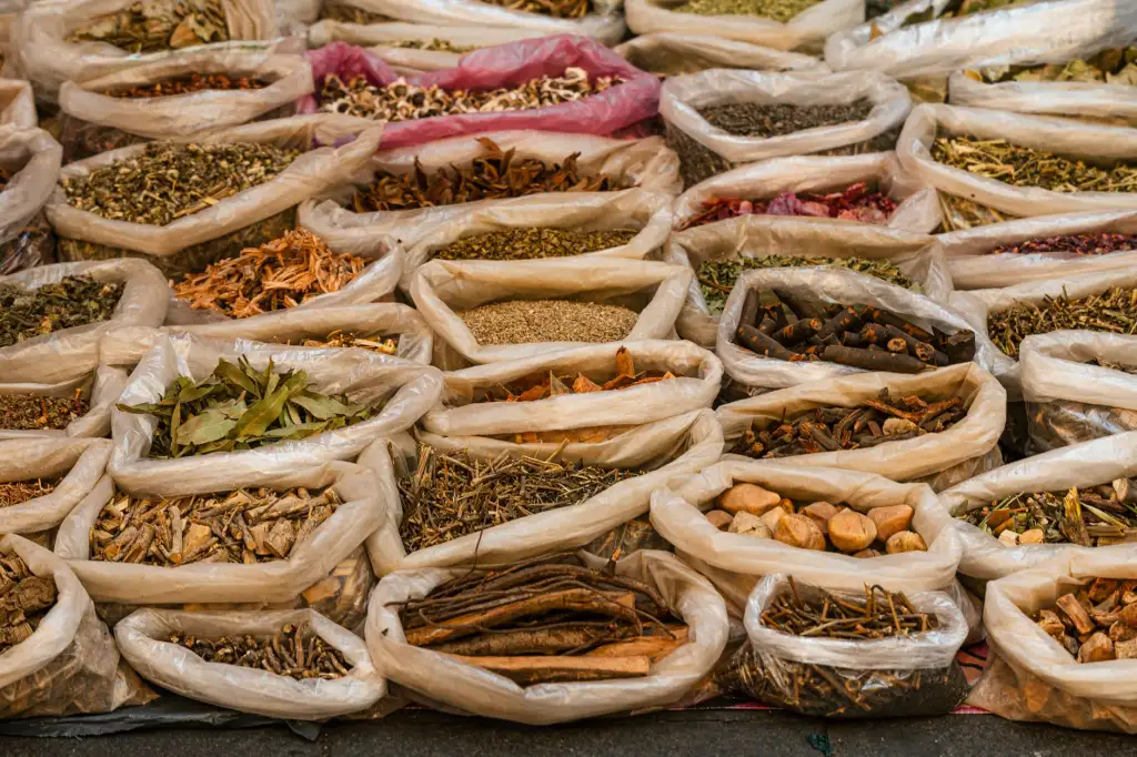 竹木筷子与合金筷子在高温消毒环境下的使用寿命对比