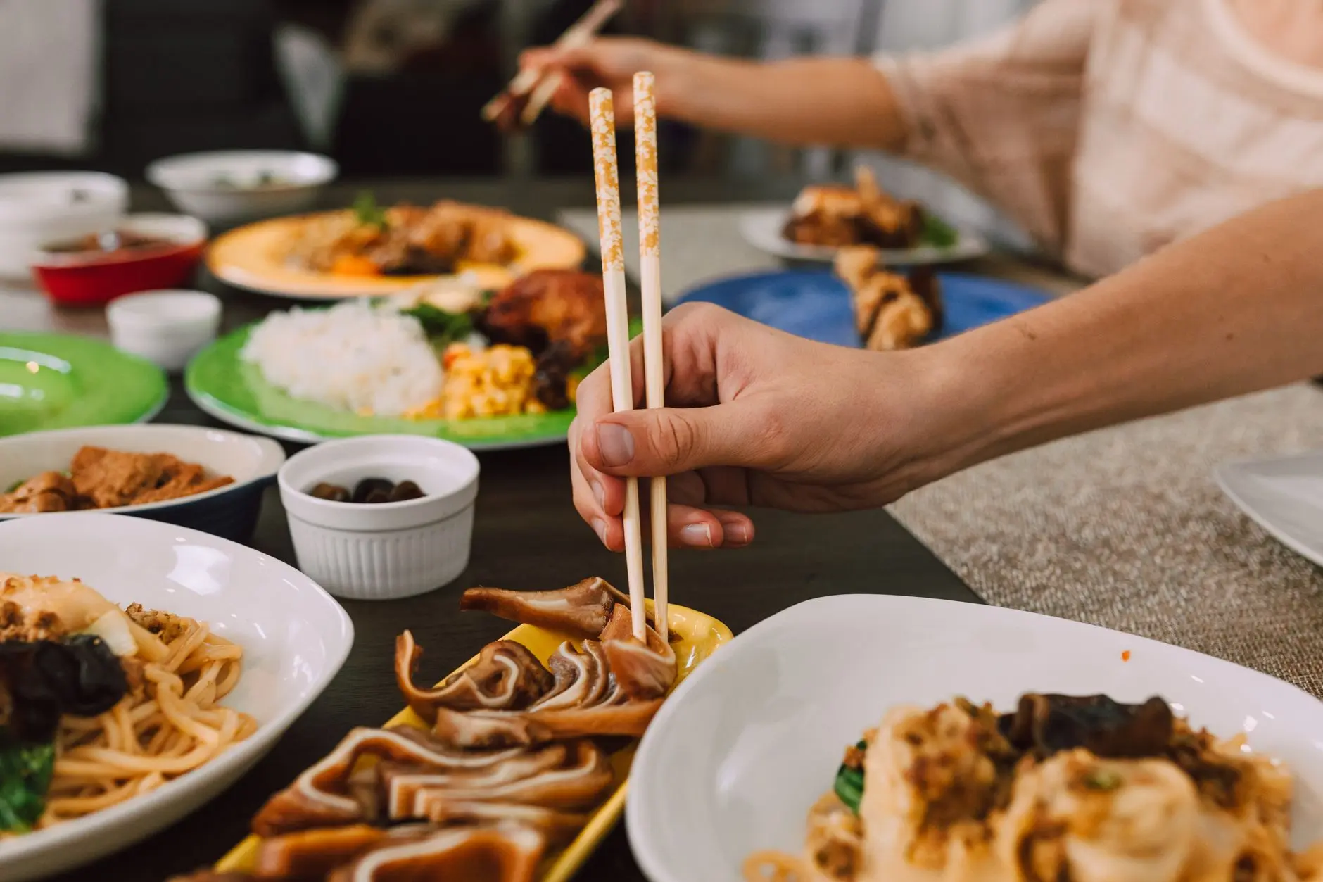 竹木筷子与合金筷子在餐饮行业的应用场景差异分析正文配图 1