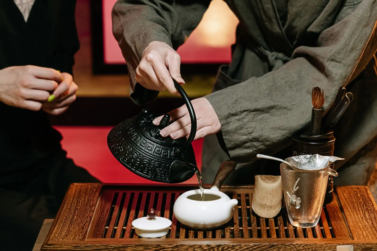 武汉市筷子科技合金筷子与竹木筷子材质工艺对比分析