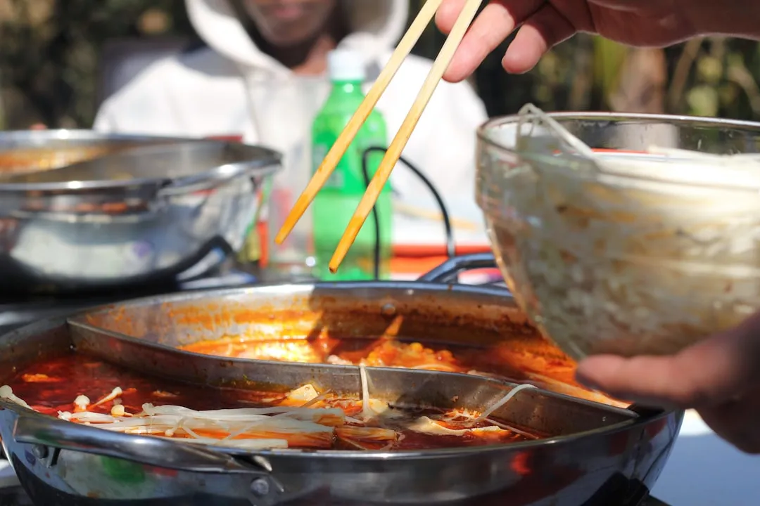 合金筷子与竹木筷子性能对比：餐饮企业如何选择更耐用的餐具材质